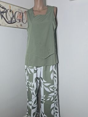 Womens Sage Green and White Elastic Waistband Beach Lounge Set Size Small